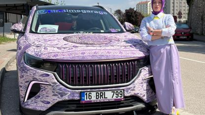 Otomobilini Türk motiflerinin yer aldığı mor renkli halıyla kapladı