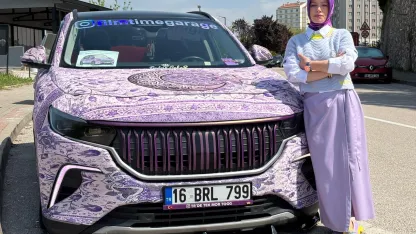 Otomobilini Türk motiflerinin yer aldığı mor renkli halıyla kapladı