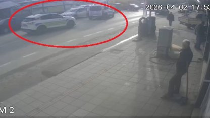 Otomobille giderken silahlı saldırıya uğradı, yaralı halde kaçıp polise sığındı; o anlar kamerada