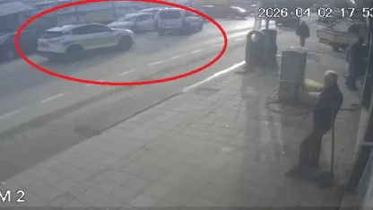 Otomobille giderken silahlı saldırıya uğradı, yaralı halde kaçıp polise sığındı; o anlar kamerada