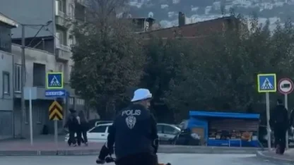 Polis yeleği giyip, plakasız motosiklet ile drift atan sürücüye 365 bin lira ceza