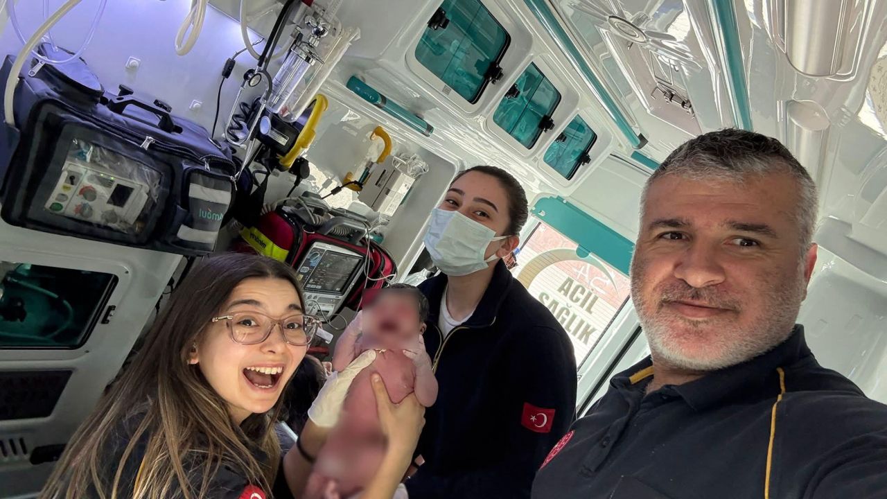 Sakarya'da 112 ekibi evde doğum yaptırdı