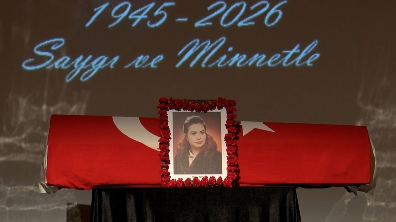 Sanatçı Feyha Çelenk için Ahmet Vefik Paşa Devlet Tiyatrosu’nda tören düzenlendi