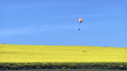 Sarı renge bürünen kanola tarlası üzerinde paramotorla uçtu