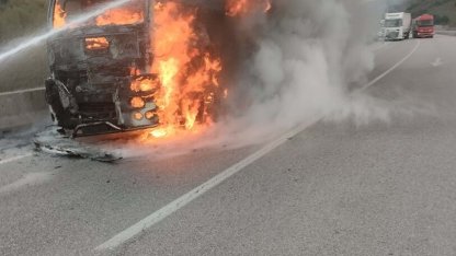 Seyir halindeki TIR alev alev yandı