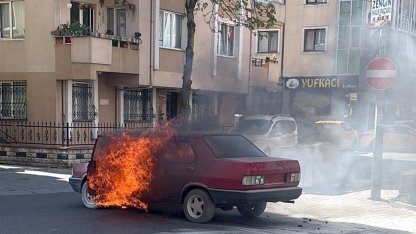 Seyir halindeyken alev alan otomobil yandı