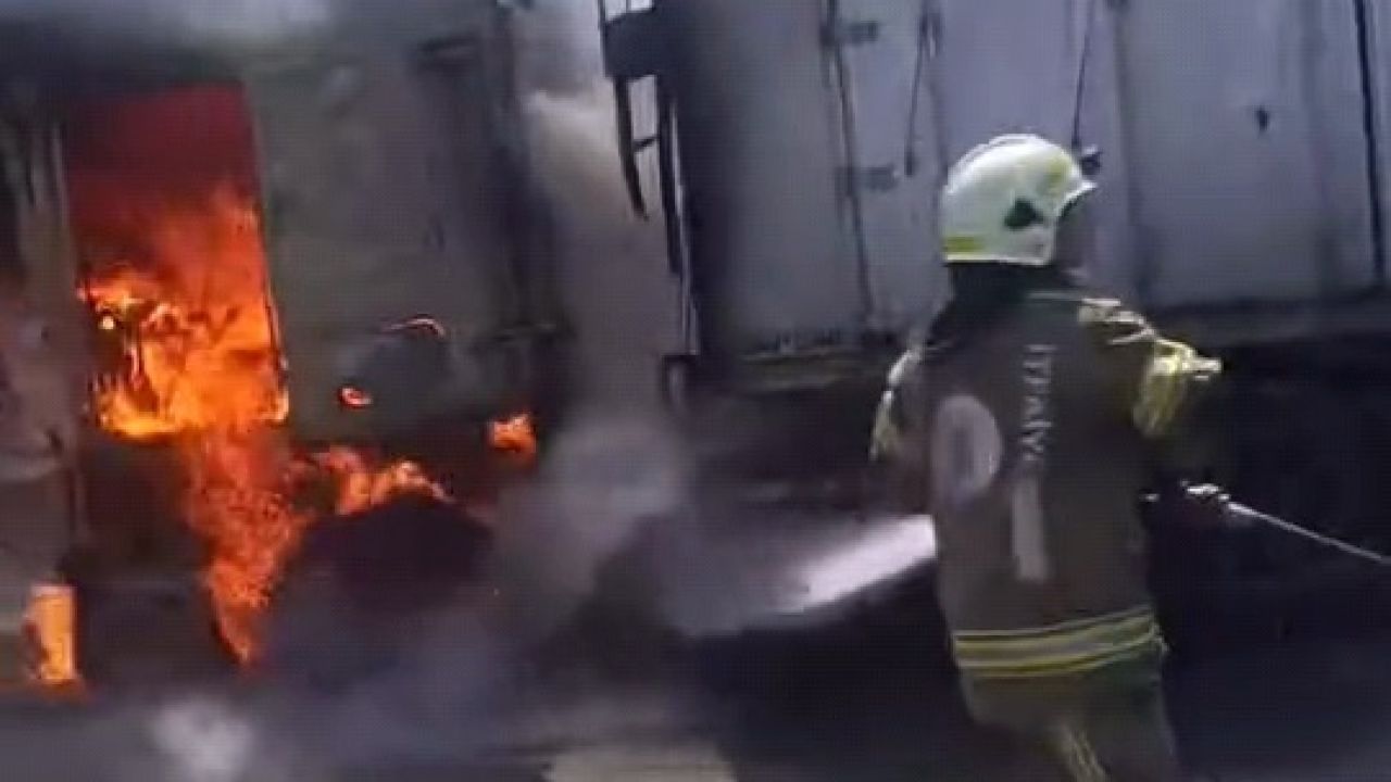 Seyir halindeyken alev alan TIR yandı