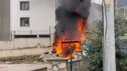 Site bahçesindeki depo alev alev yandı