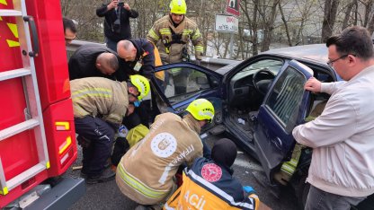 Sürücüsünün epilepsi nöbeti geçirdiği otomobil bariyerlere çarptı; 2 yaralı