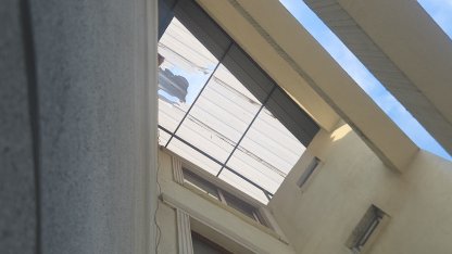 Tamir için çıktığı 3 katlı binanın çatısından düşüp ağır yaralandı