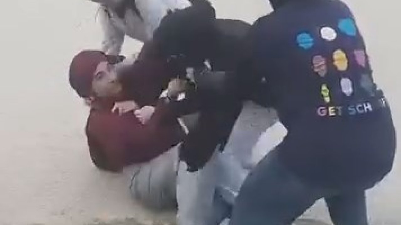 Tartıştıkları okul arkadaşlarını darbettiler; o anlar kamerada