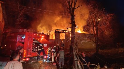 Tek katlı ev alev alev yandı