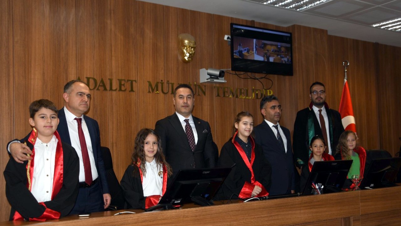 Tekirdağ’da öğrenciler adliyeyi ziyaret etti, hakim ve savcı cübbesi giydi