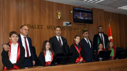 Tekirdağ’da öğrenciler adliyeyi ziyaret etti, hakim ve savcı cübbesi giydi