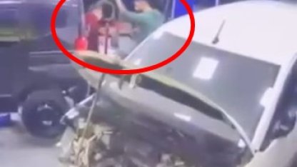 Telefonuna baktığını iddia ettiği çırağını darbetti; o anlar kamerada