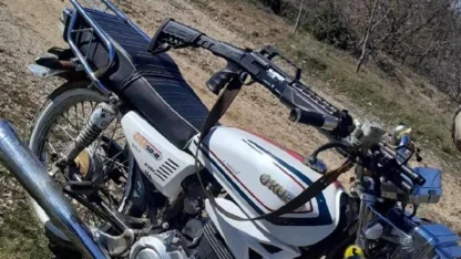 Tüfek ve motosikleti sanal medyada 'ikisi de ruhsatsız' notuyla paylaşan 2 kişiye gözaltı