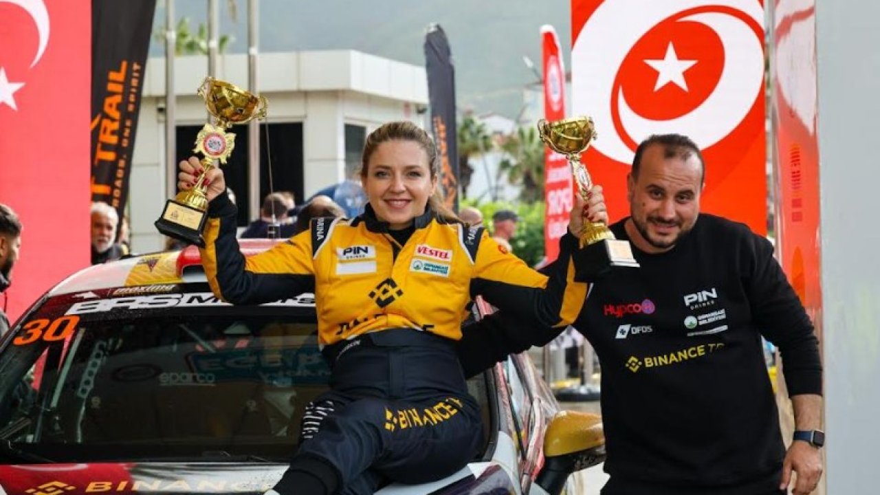 Türkiye'nin ilk engelli kadın pilotu Kübra Denizci Keskin'den podyumda çifte başarı
