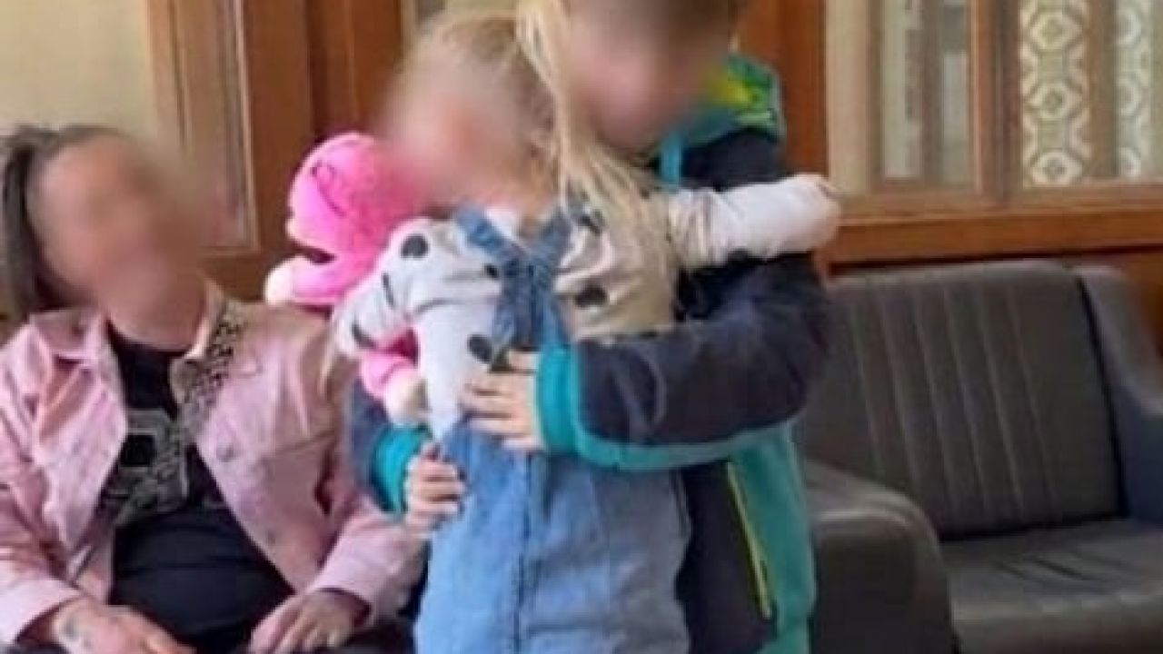 Velayeti annesine verilen Nazar'dan ilk kez buluştuğu kız kardeşine sıcak karşılama