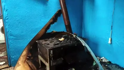 Yalnız yaşadığı evinde yangın çıkan kadını komşuları kurtardı