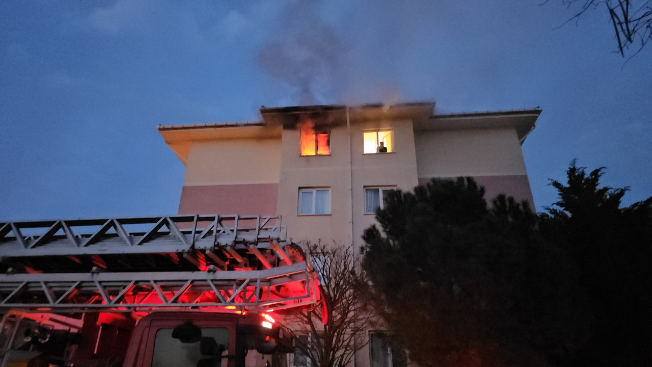 Yangında 4'üncü katta mahsur kalan kişi, merdivenli araçla kurtarıldı
