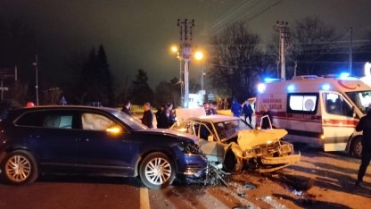 Yola çıkan otomobile başka bir otomobilin çarptığı kaza kamerada: 5 yaralı