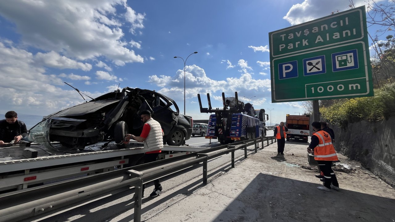 Yön levhasına çarpan otomobilin sürücü yaralandı
