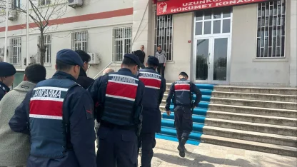 Yurt dışına kaçmaya çalışan 3 şüpheliye gözaltı