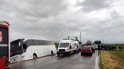1 Mayıs kutlamalarına giden işçileri taşıyan otobüs yoldan çıktı; 1 yaralı