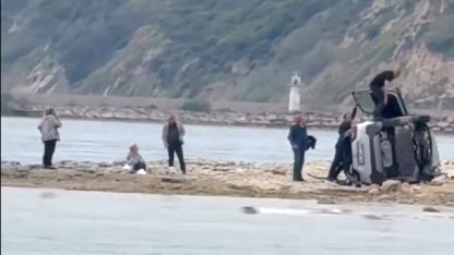 Bariyeri aşıp, kumsala uçan otomobilden yara almadan kurtuldular