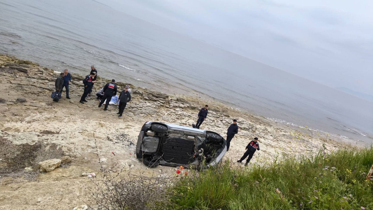Bariyeri aşıp, kumsala uçan otomobilden yara almadan kurtuldular/Ek fotoğraflar