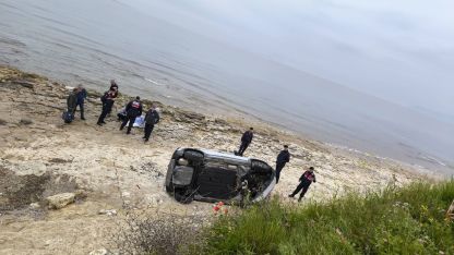 Bariyeri aşıp, kumsala uçan otomobilden yara almadan kurtuldular/Ek fotoğraflar