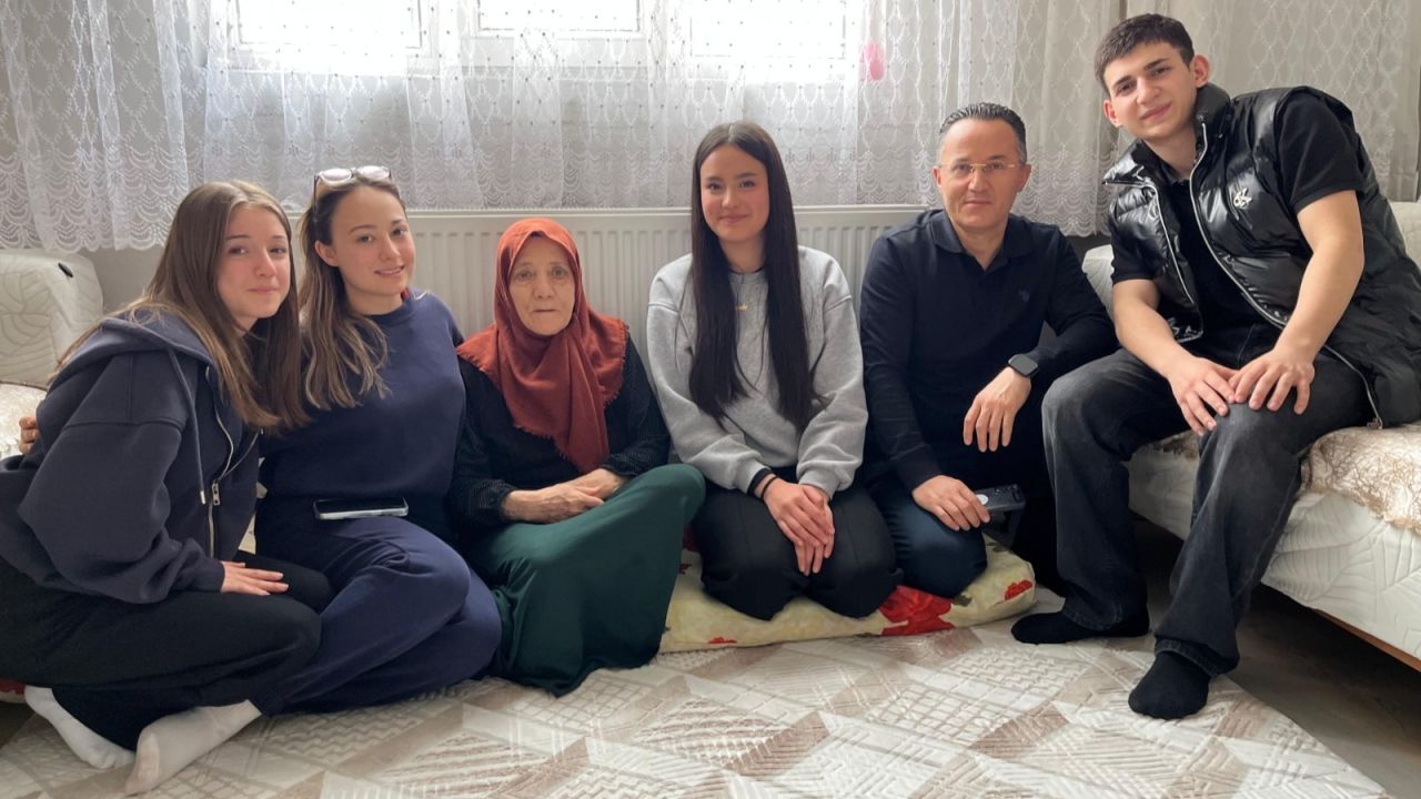 Bursa'da lise öğrencilerinden yaşlılara moral ziyareti