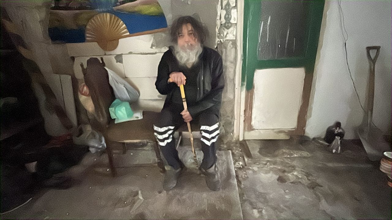 Çöp evden çıkarılıp, barınma merkezine yerleştirildi; görünümü değişti