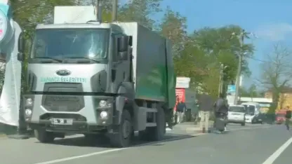 Çöp kamyonunun çarptığı yaya öldü; kaza kamerada