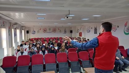 Edirne’de polisten öğrencilere ‘doğru iletişim’ semineri