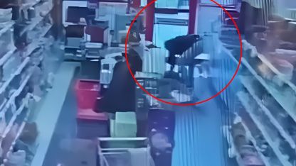 Jandarma personelinin, marketteki müşteriyi kalp masajıyla hayata bağladığı anlar kamerada