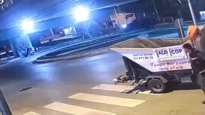 Kamyonet ile motosiklet çarpıştı: 2 yaralı; kaza anı kamerada