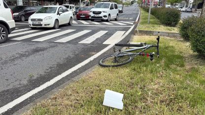 Kasisten hızla geçip devrilen bisiklette, sürücü yaralandı