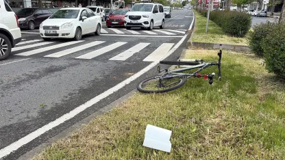 Kasisten hızla geçip devrilen bisiklette, sürücü yaralandı