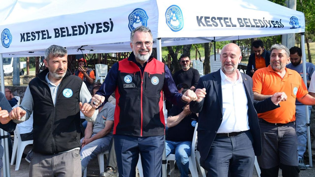 Kestel Belediye Başkanı Erol, işçilerle halay çekti