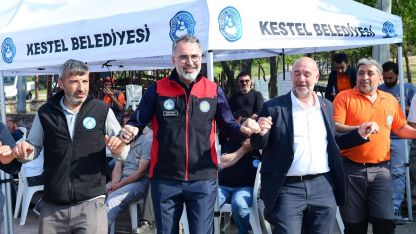 Kestel Belediye Başkanı Erol, işçilerle halay çekti