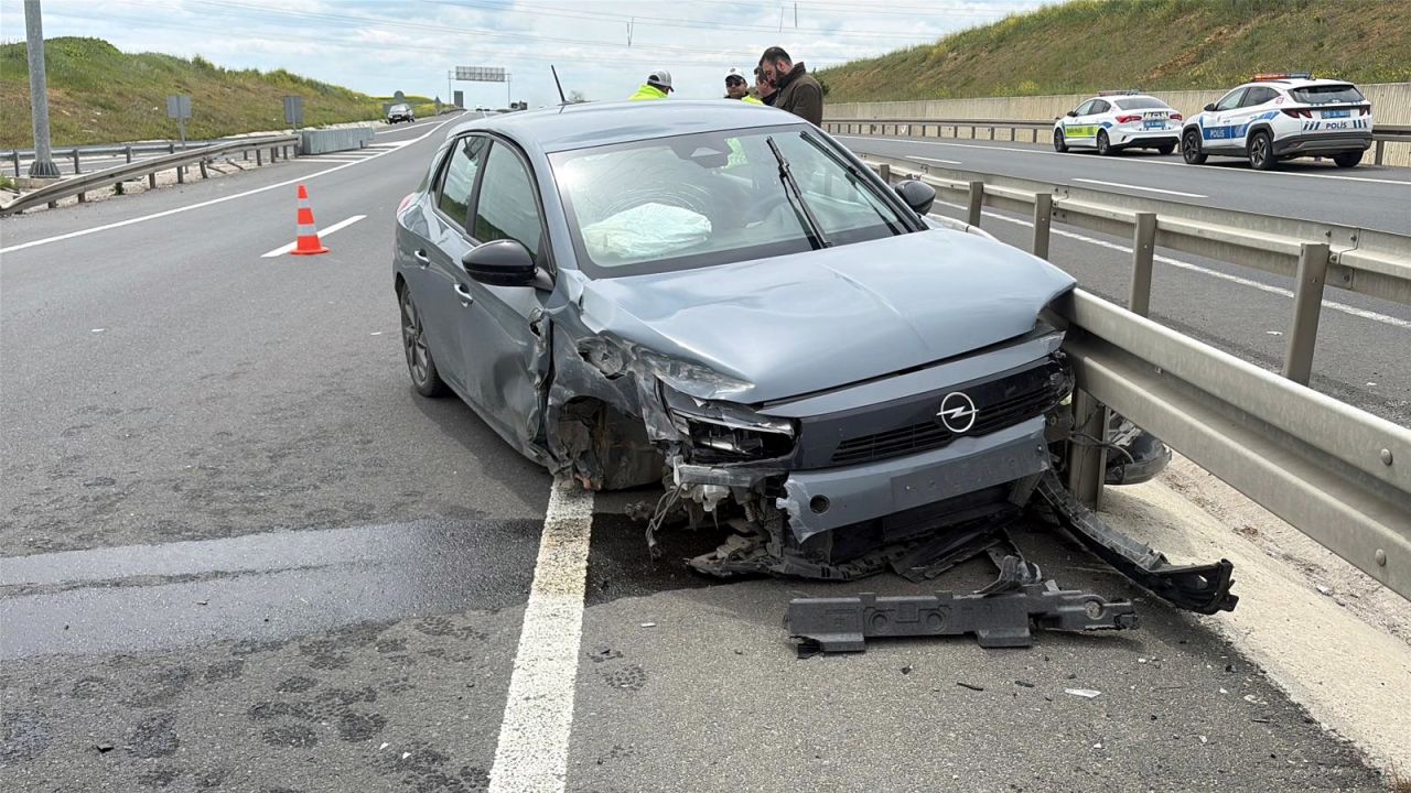 Lastiği patlayan otomobil refüje çarptı; 1 yaralı