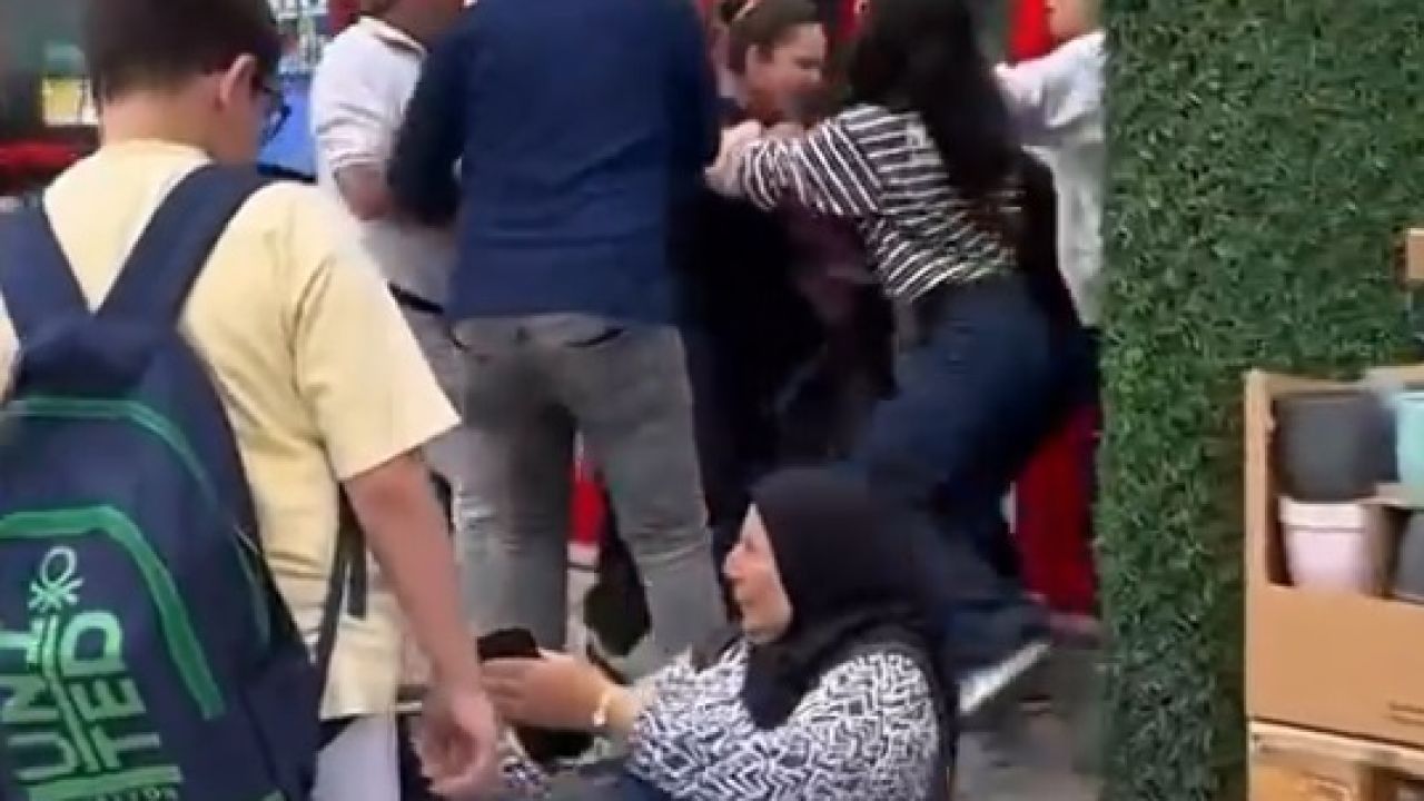 Market çalışanı ile müşterinin kavgası kamerada