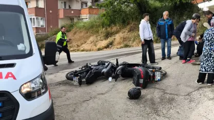 Motosikletler kafa kafaya çarpıştı: 2 yaralı