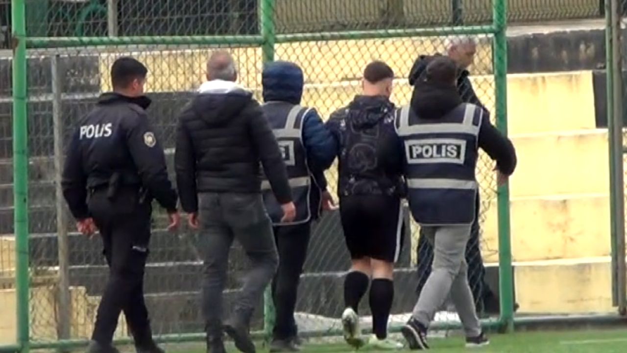 Orta hakemin yüzünden yumruklandığı maç tatil edildi; futbolcu gözaltına alındı