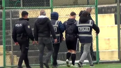Orta hakemin yüzünden yumruklandığı maç tatil edildi; futbolcu gözaltına alındı