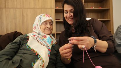 OSMEK kursiyerleri huzurevi sakinleriyle örgü ördü