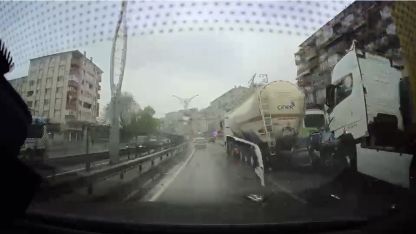 Otomobil, TIR ile tanker arasına sıkıştı; kaza kamerada