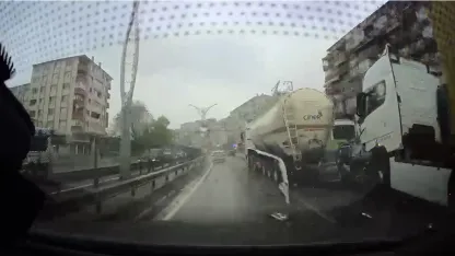 Otomobil, TIR ile tanker arasına sıkıştı; kaza kamerada