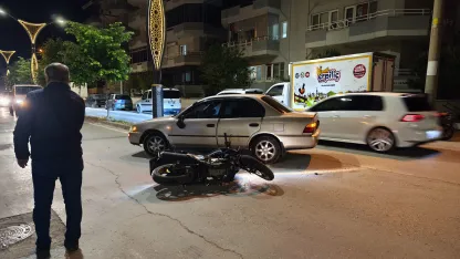 Otomobille motosikletin çarpıştığı kaza kamerada; 2 yaralı